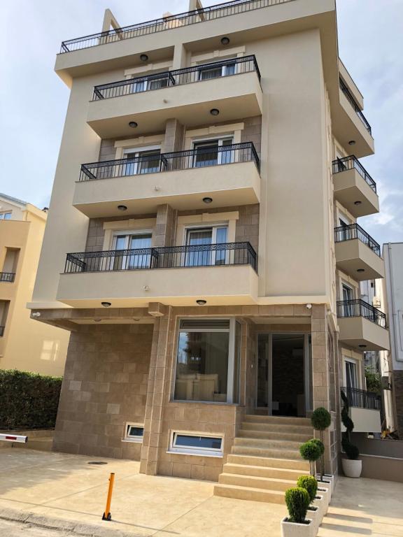 un edificio con balconi sul lato di Al Mare apartments Budva a Budua