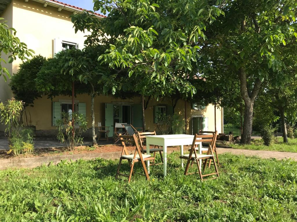 a table and chairs in front of a house at Villa Bellevue in Vižinada