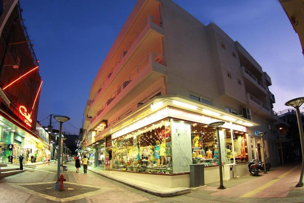 een winkel voor een gebouw in een stadsstraat bij Nancy Hotel in Chersonissos