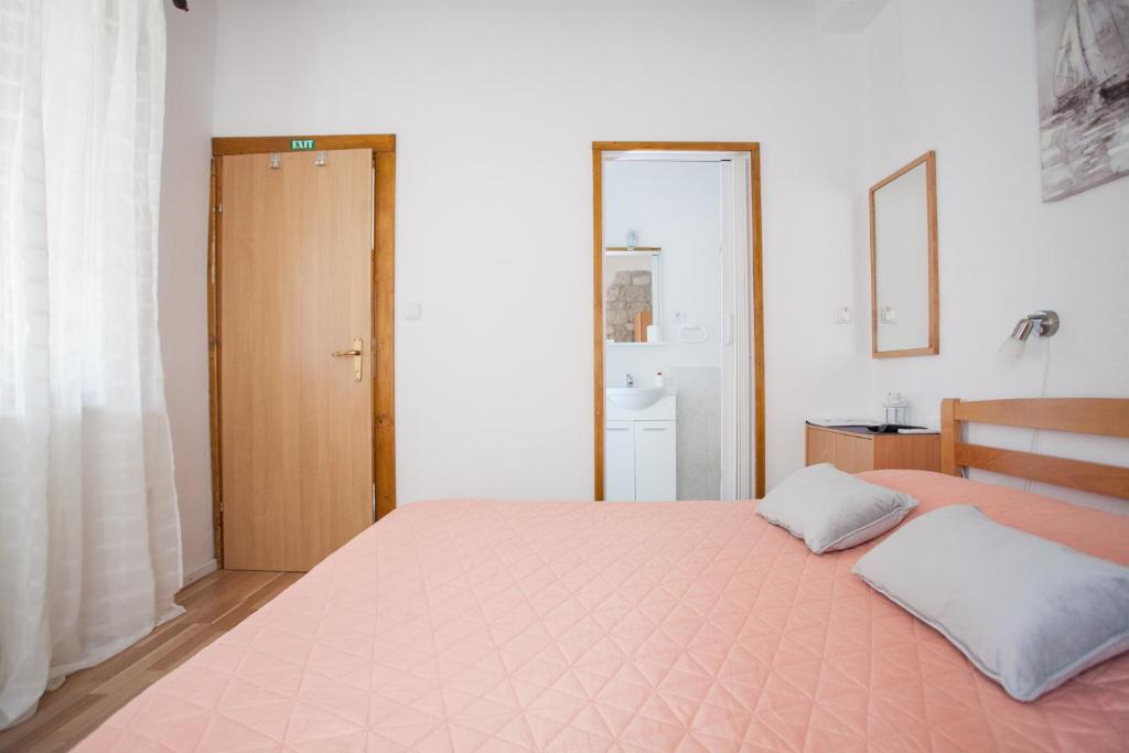 Postel nebo postele na pokoji v ubytování Guesthouse Trogir Proto-Free parking