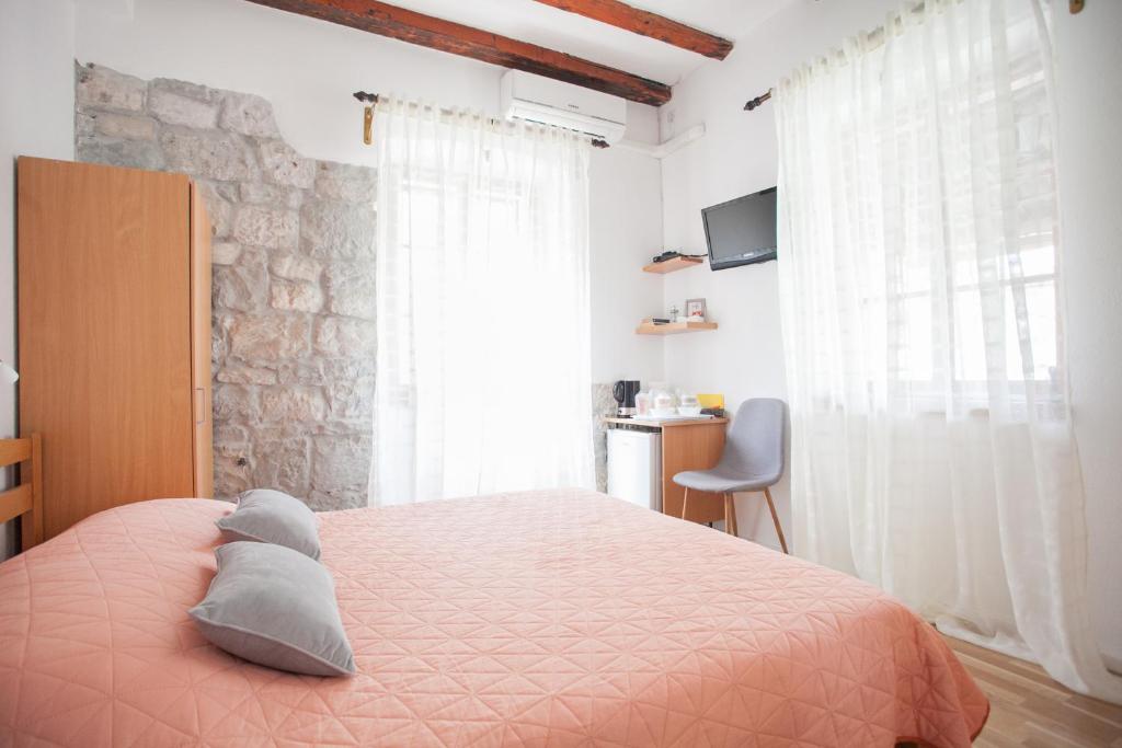Postel nebo postele na pokoji v ubytování Guesthouse Trogir Proto-Free parking