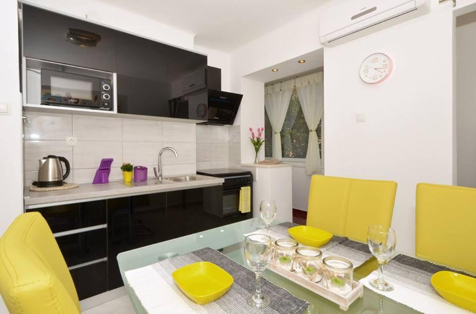 CENTRE of Split with 2 bedrooms
