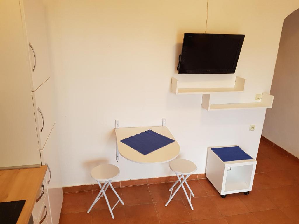 TV a/nebo společenská místnost v ubytování Apartmani Čulek