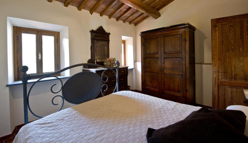 um quarto com uma cama e um armário de madeira em Casa Macina em Borgo a Mozzano