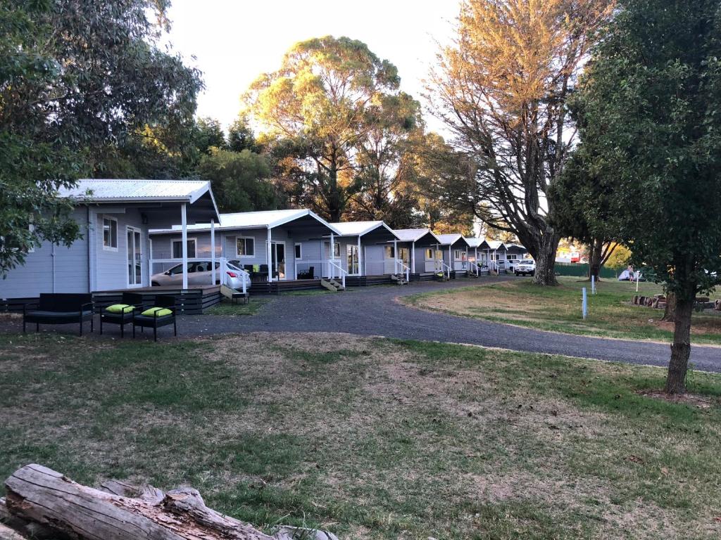 a row of mobile homes in a park at Jenolan Holiday Park Oberon in Oberon