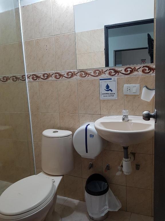 Koupelna v ubytování hotel medellin calasanz