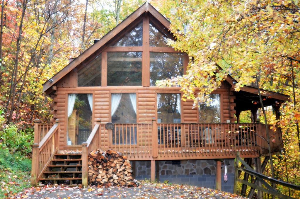 une cabine dans les bois avec une grande terrasse dans l'établissement Wild Turkey "The Perfect Getaway", à Pigeon Forge