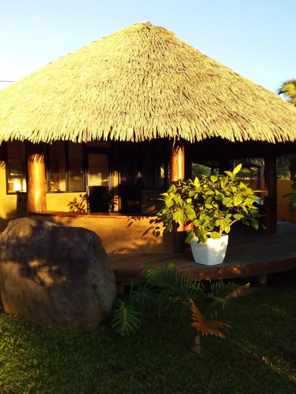 Une cabane avec un grand rocher en face dans l'établissement Omati Lodge, à Taravao