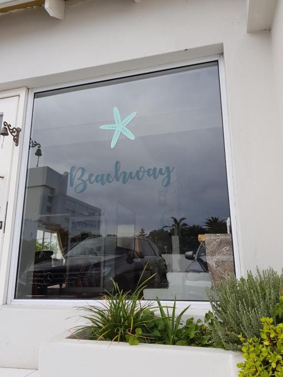a window of a car dealership with a starfish on it at Beachway Guesthouse in Port Elizabeth