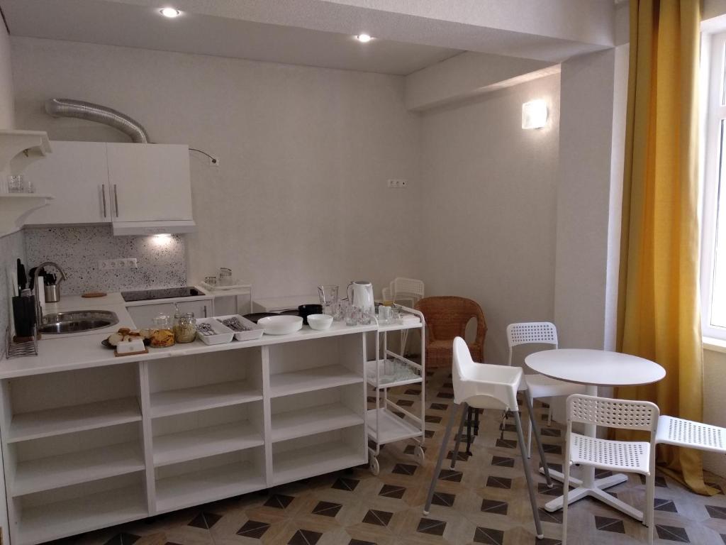 Kuchyň nebo kuchyňský kout v ubytování Apartments na Beregu