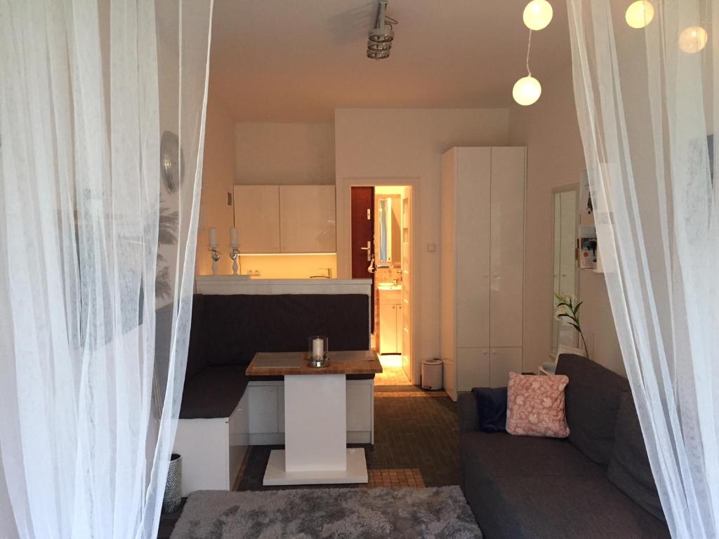 a living room with a table and a kitchen at RESET ul. Ratibora 66 in Jurata