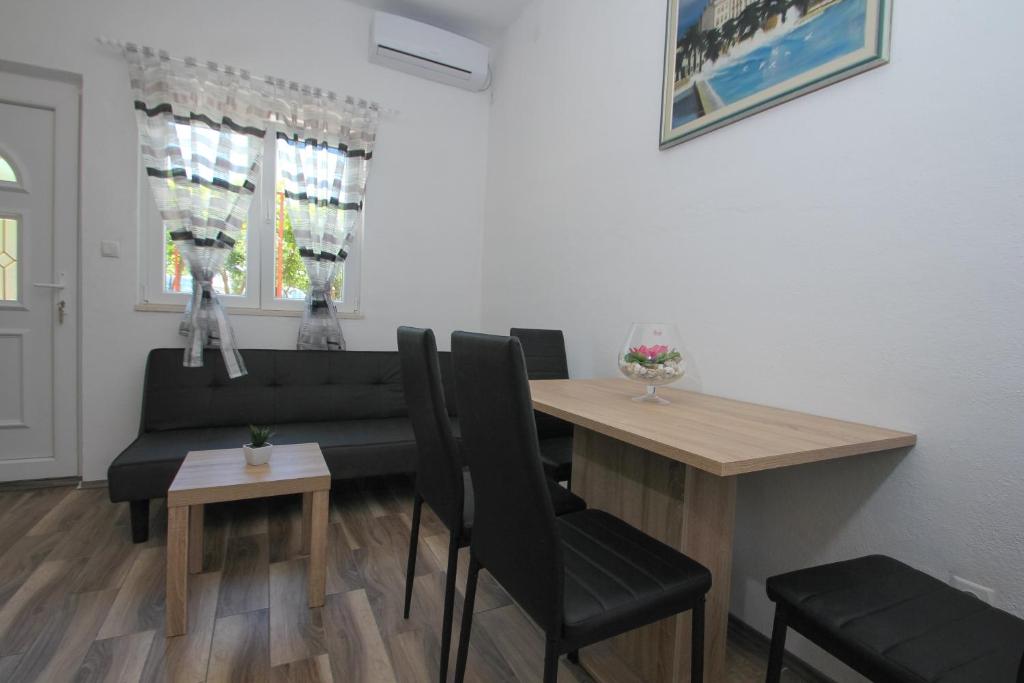 - un salon avec une table et un canapé dans l'établissement Apartment Afrodita, à Kaštela