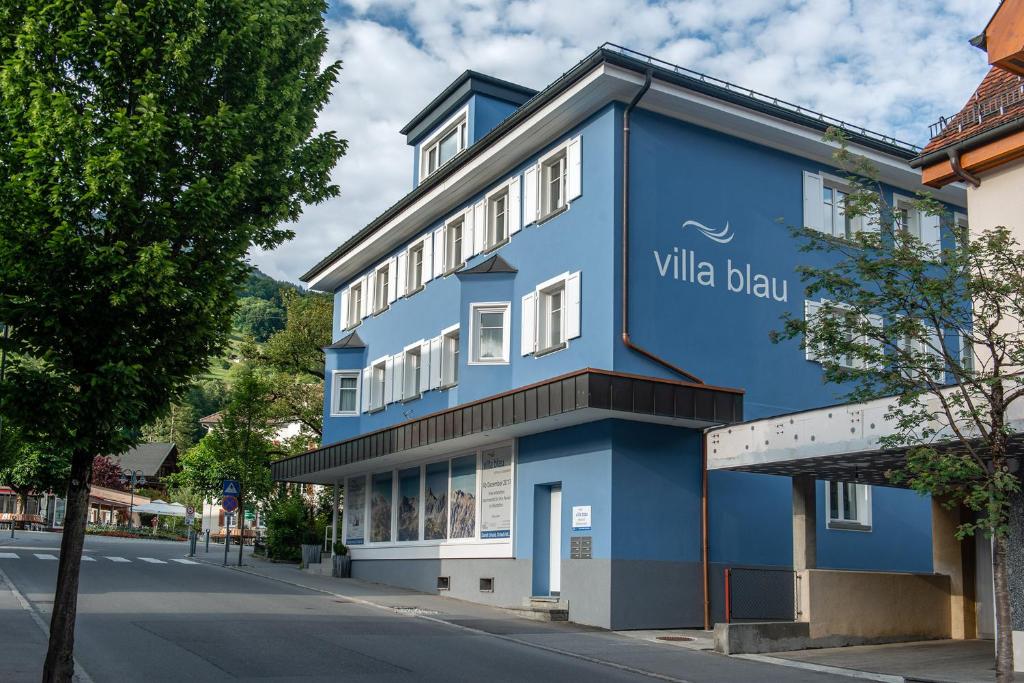un edificio azul con el nombre Villa Play en Villa Blau, en Schruns