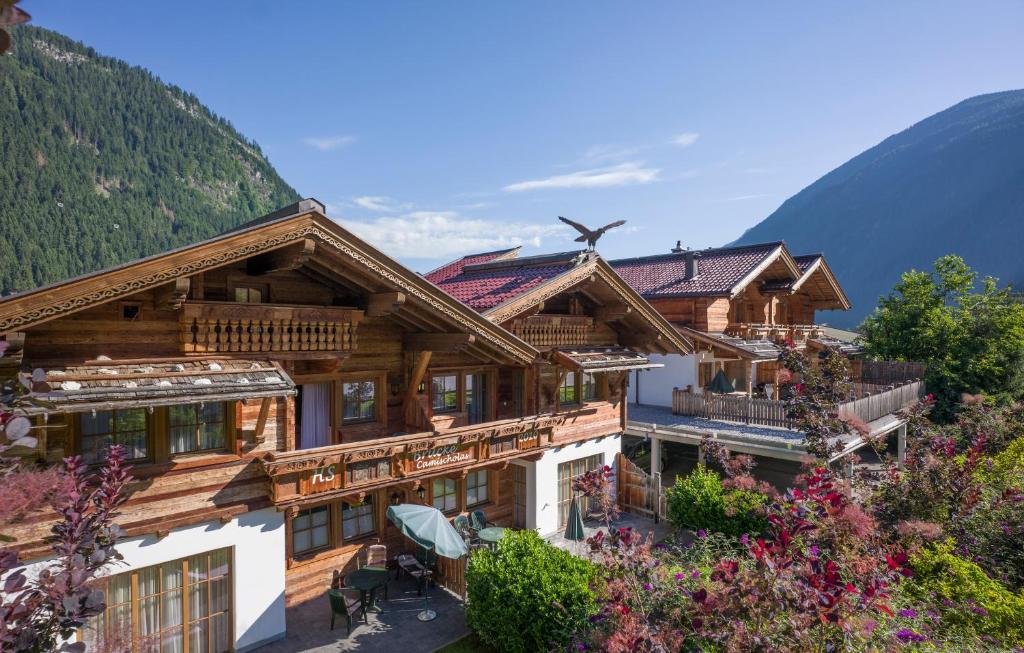 une maison en rondins avec un toit en gazon dans l'établissement Alpenchalet Brücke, à Mayrhofen
