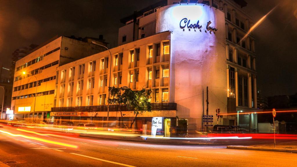 un bâtiment situé dans une rue de la ville la nuit dans l'établissement Clock Inn Colombo, à Colombo