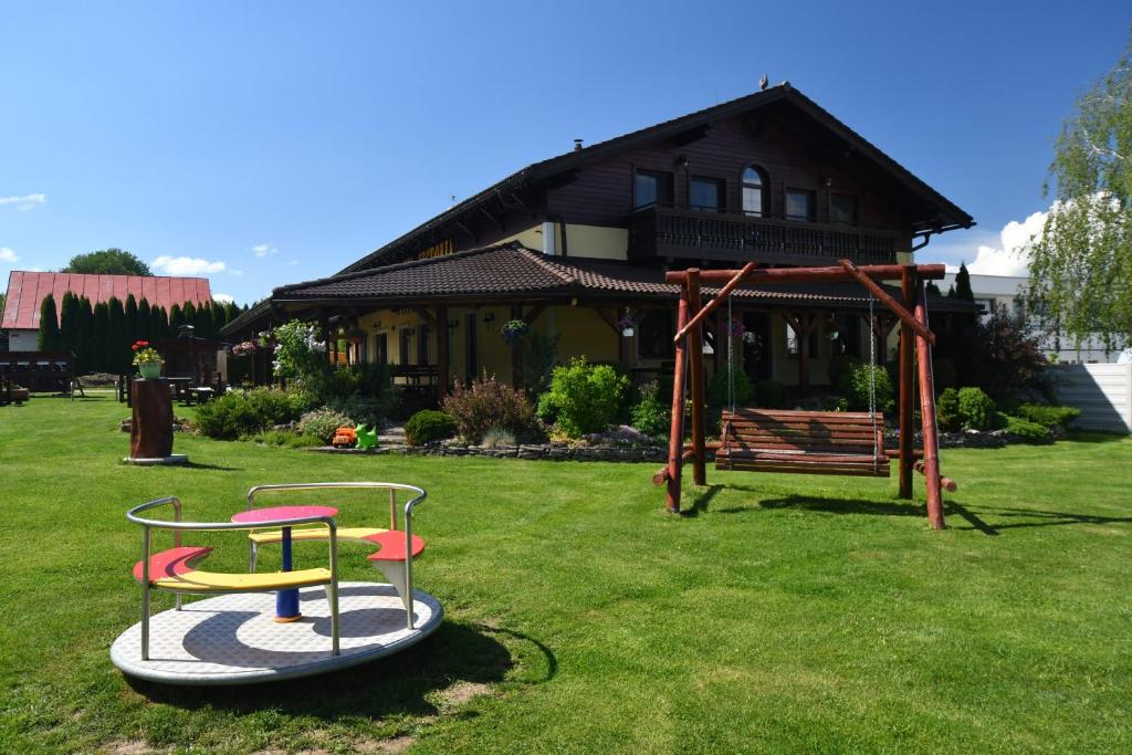 een speeltuin in de tuin van een huis bij Villa Victoria Penzion in Liptovský Ján
