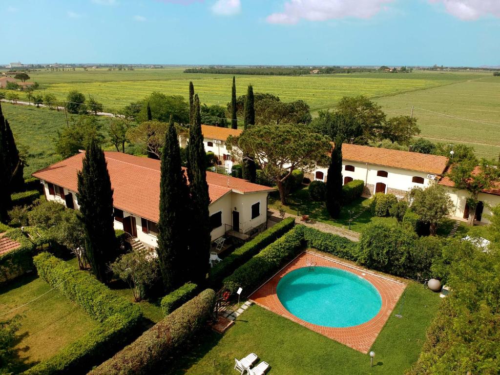 an aerial view of a house with a swimming pool at Appartamenti Il Granaio in Marina di Grosseto
