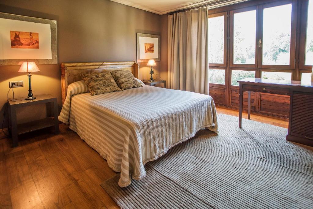 A bed or beds in a room at Buga II