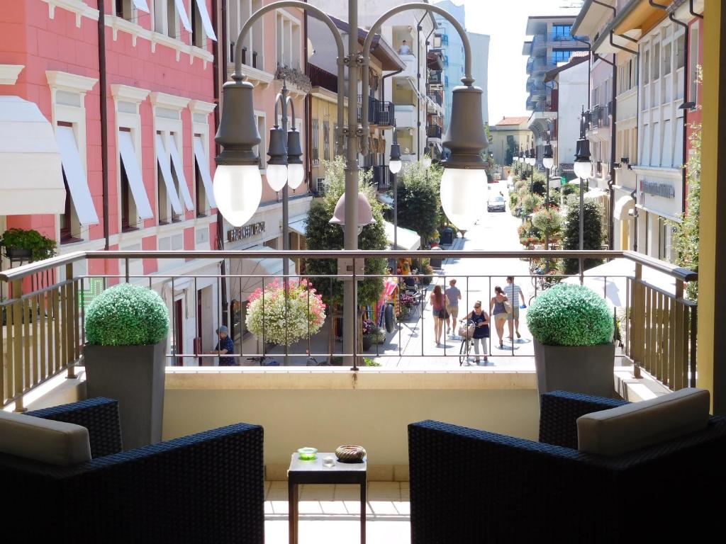uma varanda com cadeiras e vista para uma rua em Appartamento Tilatti em Grado