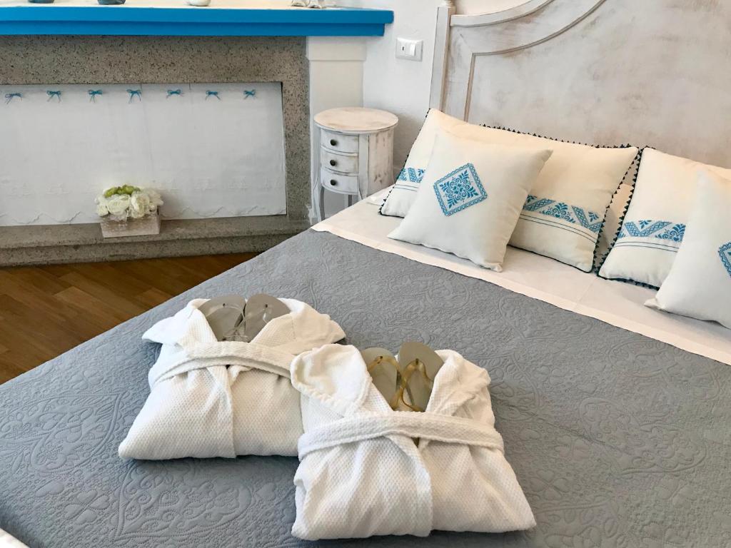 een slaapkamer met 2 handdoeken op een bed bij Palmasera Bed & Breakfast in Cala Gonone