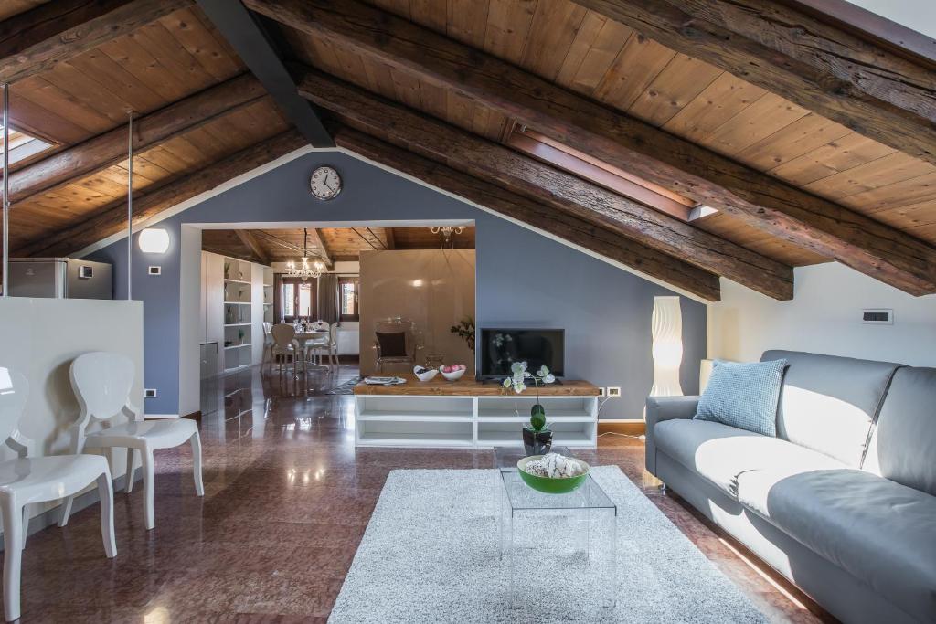 威尼斯的住宿－Ca' Del Monastero 9 Collection Spacious Apartment up to 5 Guests，客厅配有沙发和桌子