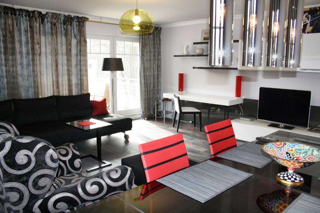 バート・ザーローにあるResidenz "Zum Kronprinzen" Wohnung Nr.10のリビングルーム(黒いソファ、赤い椅子付)