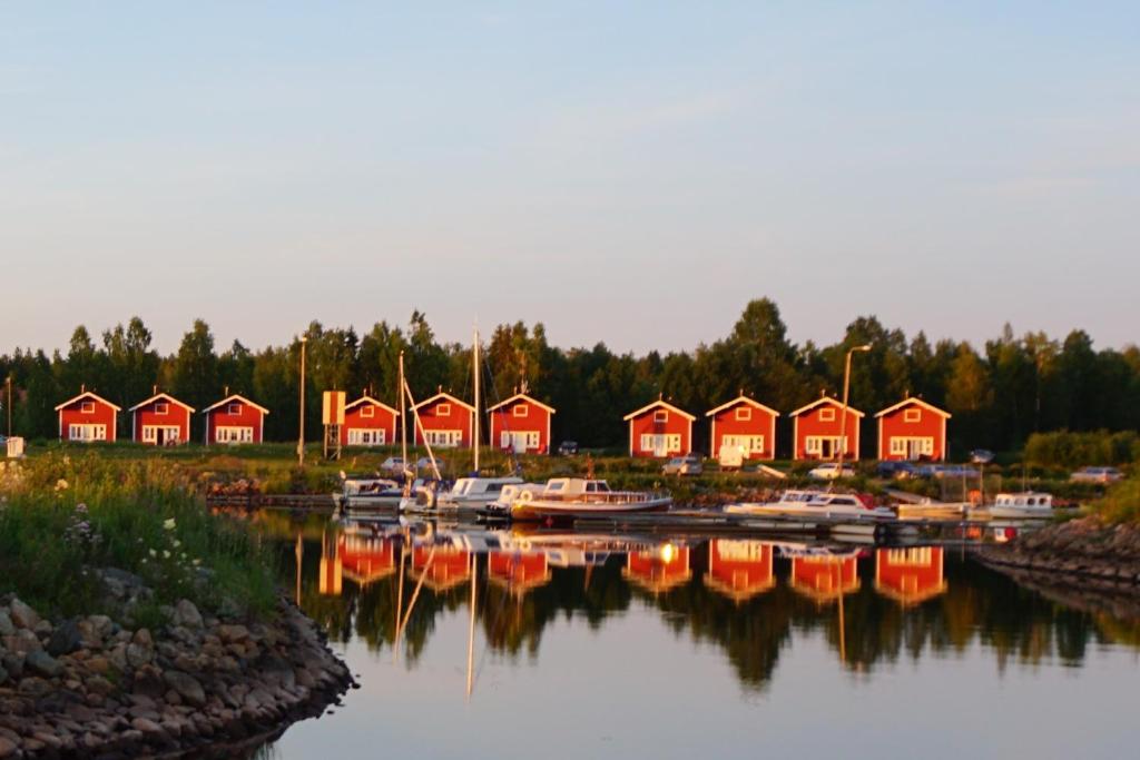 Eine Gruppe von Booten liegt in einem Hafen vor Anker. in der Unterkunft Wanha Pappila Cottages in Simoniemi