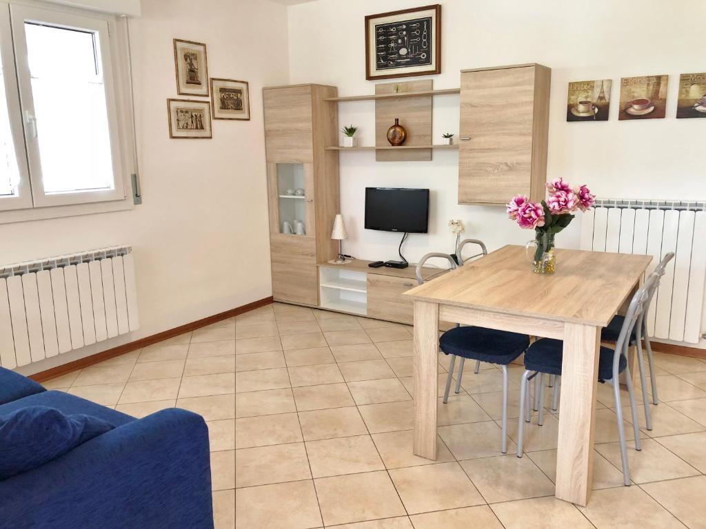 sala de estar con mesa de madera y sillas en Casa Pola en Grado