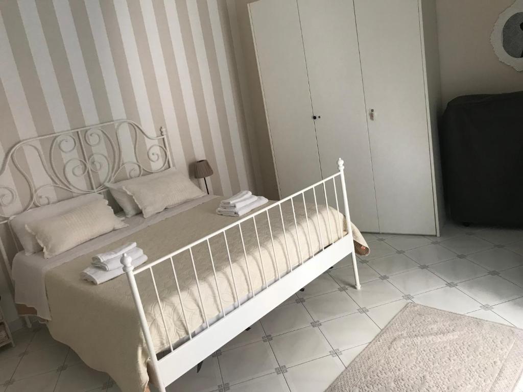 Łóżko lub łóżka w pokoju w obiekcie Borgo Santa Lucia Apartment