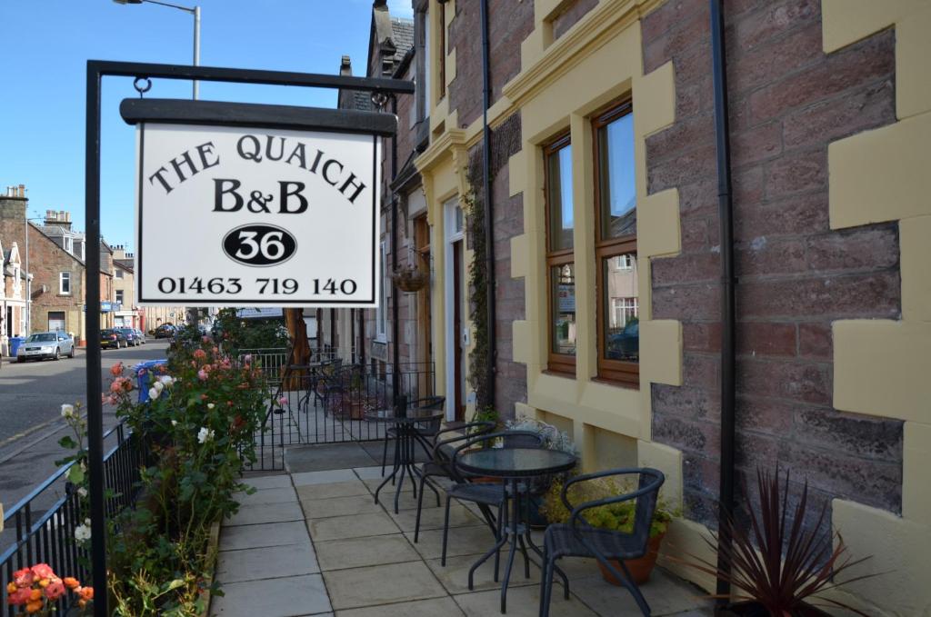 una señal para un café en una acera en The Quaich B&B, en Inverness
