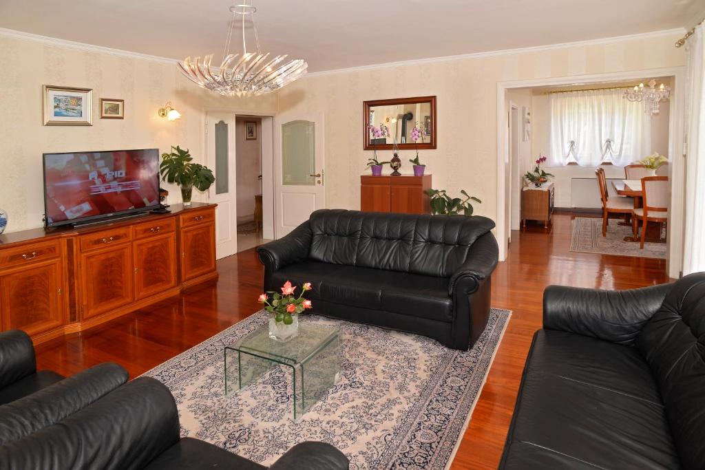 Televízia a/alebo spoločenská miestnosť v ubytovaní Villa 4US with pool
