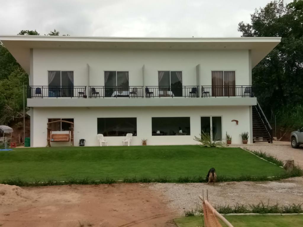 Casa bianca con balcone e cortile di Supunnika Garden Guesthouse a Fang