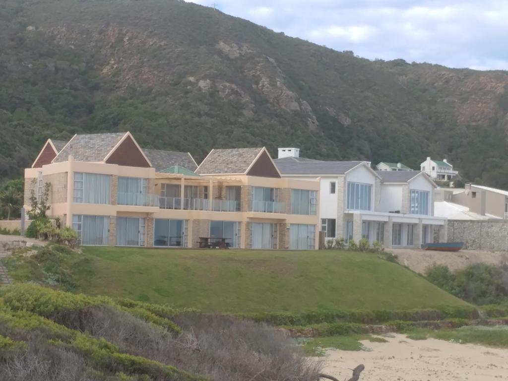 ein großes Haus am Strand mit einem Berg in der Unterkunft Villa Litori in Glentana