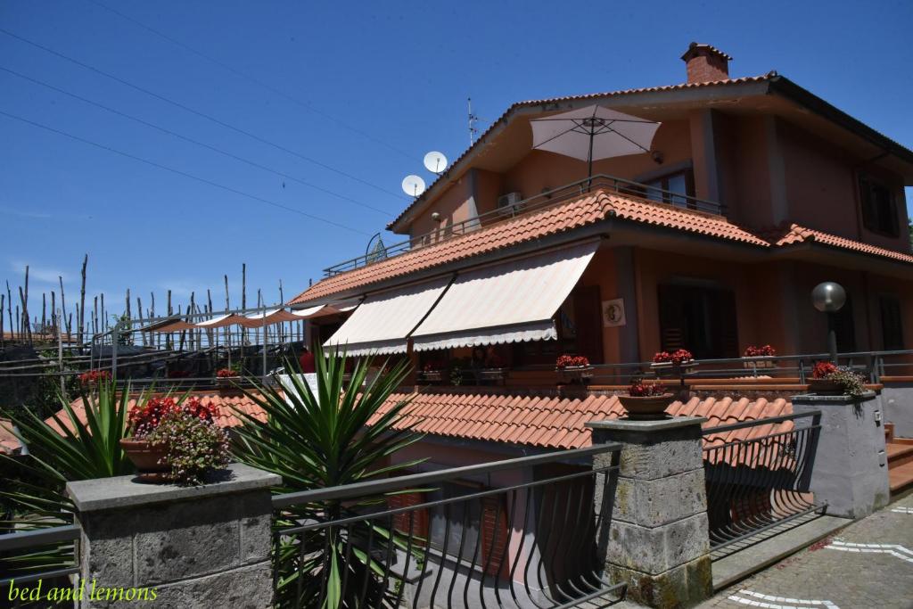 une maison avec une clôture devant elle dans l'établissement Bed and Lemons, à Piano di Sorrento