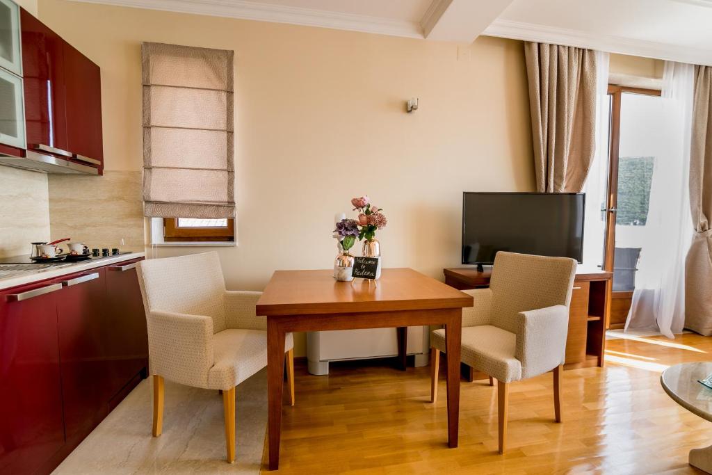 Hedera Residences - Kumbor的厨房或小厨房