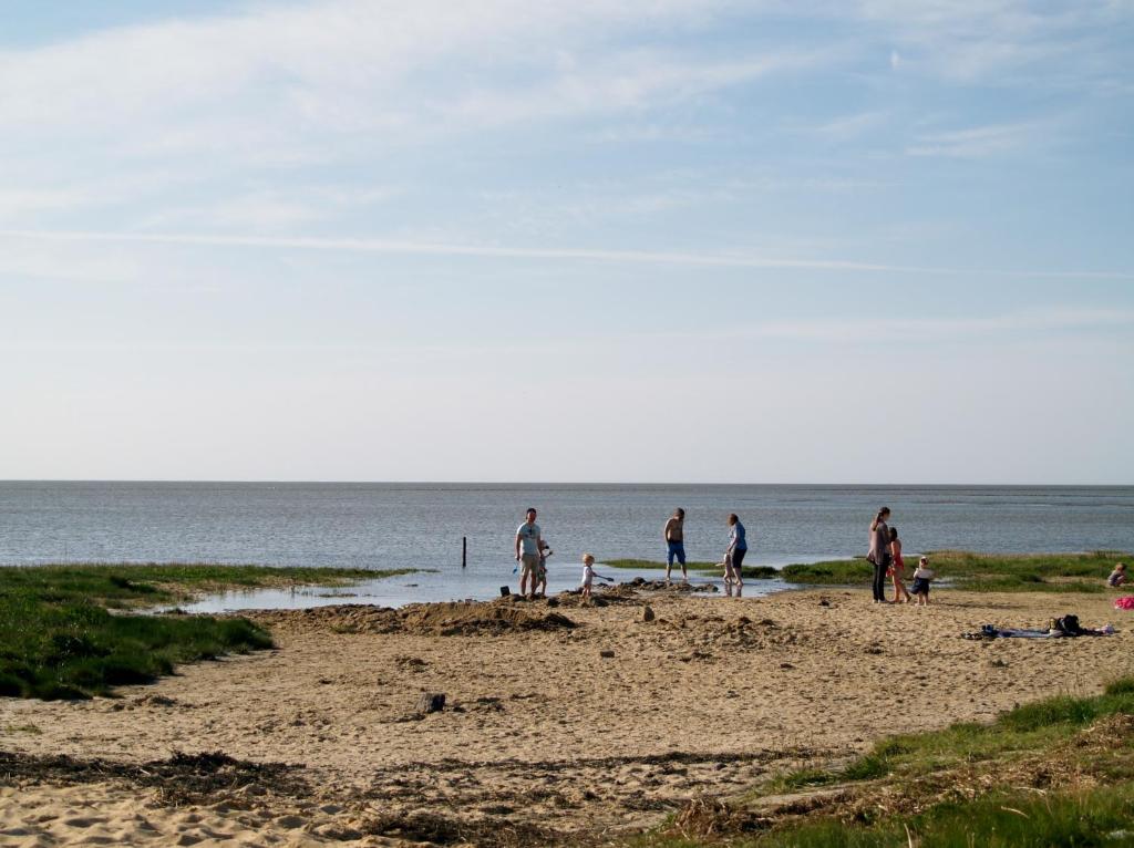 a group of people standing on a beach at Schleusenhof Ferienwohnung in Spieka-Neufeld