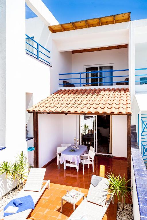 patio domu ze stołem i krzesłami w obiekcie Casa Cofete w mieście Morro del Jable