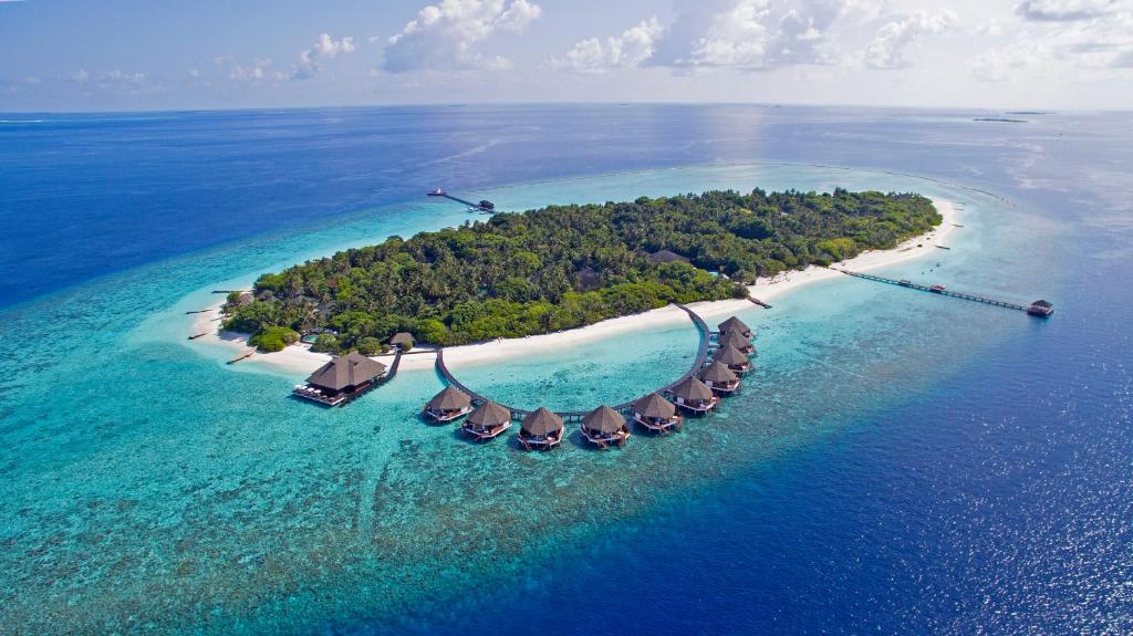 una isla en el océano con un complejo en Adaaran Prestige Water Villas - with 24hrs Premium All Inclusive, en Raa Atoll