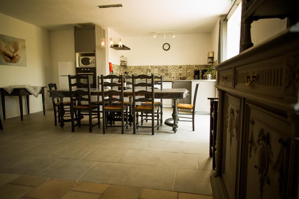 Restaurace v ubytování Gîtes du tellin