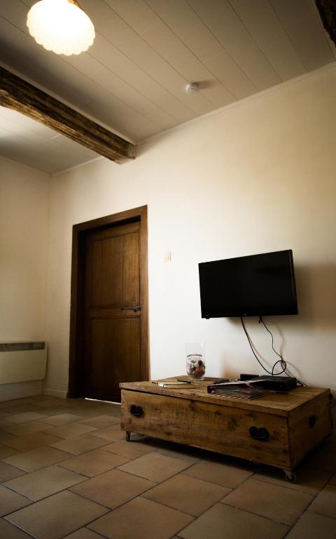 TV a/nebo společenská místnost v ubytování Gîtes du tellin