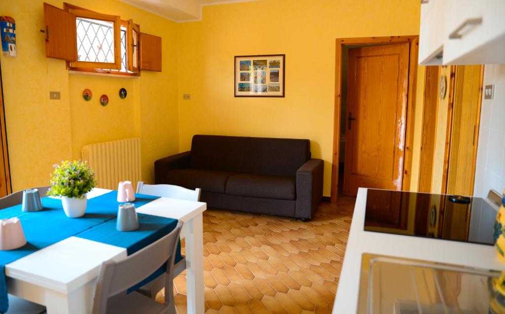 salon z kanapą i stołem w obiekcie La civetta Rodonisa w mieście Conversano