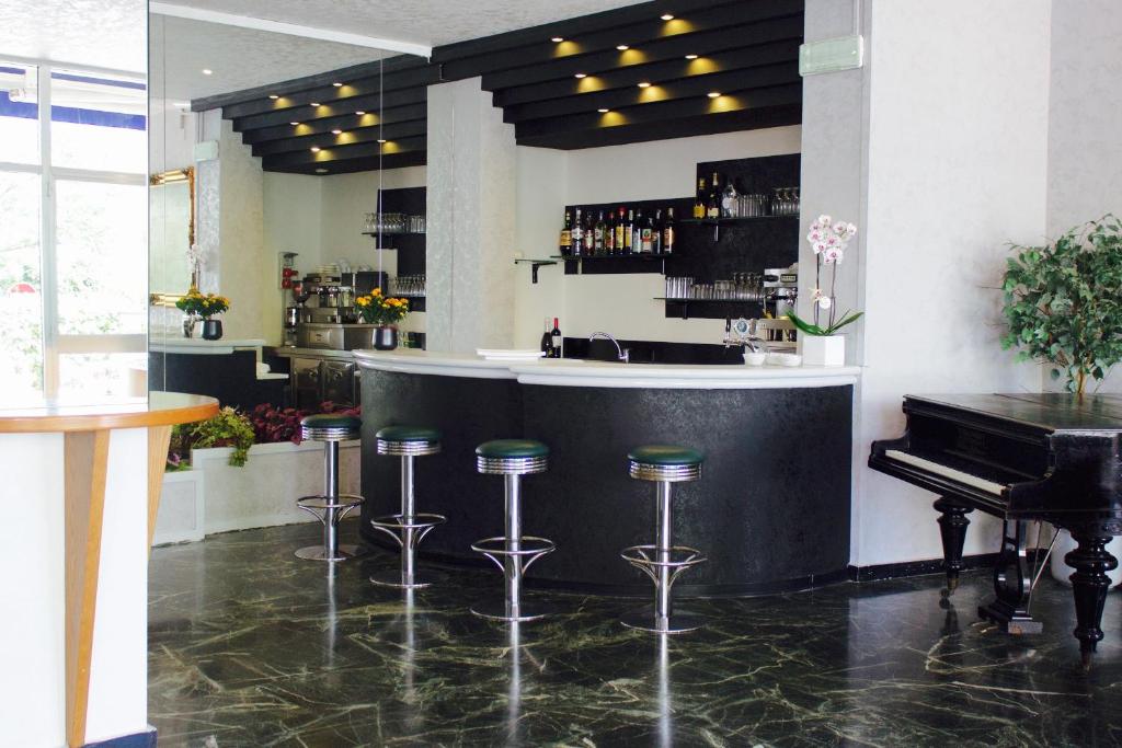 Lounge nebo bar v ubytování Hotel Plaza con piscina