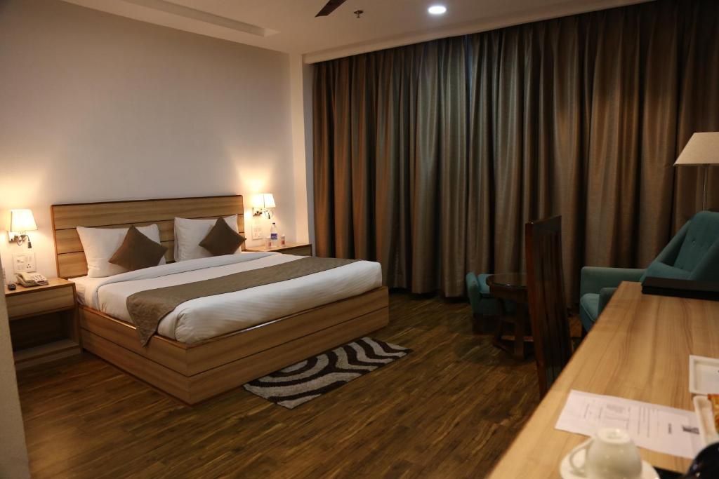 Postel nebo postele na pokoji v ubytování Ana Clarks Inn, Panchkula