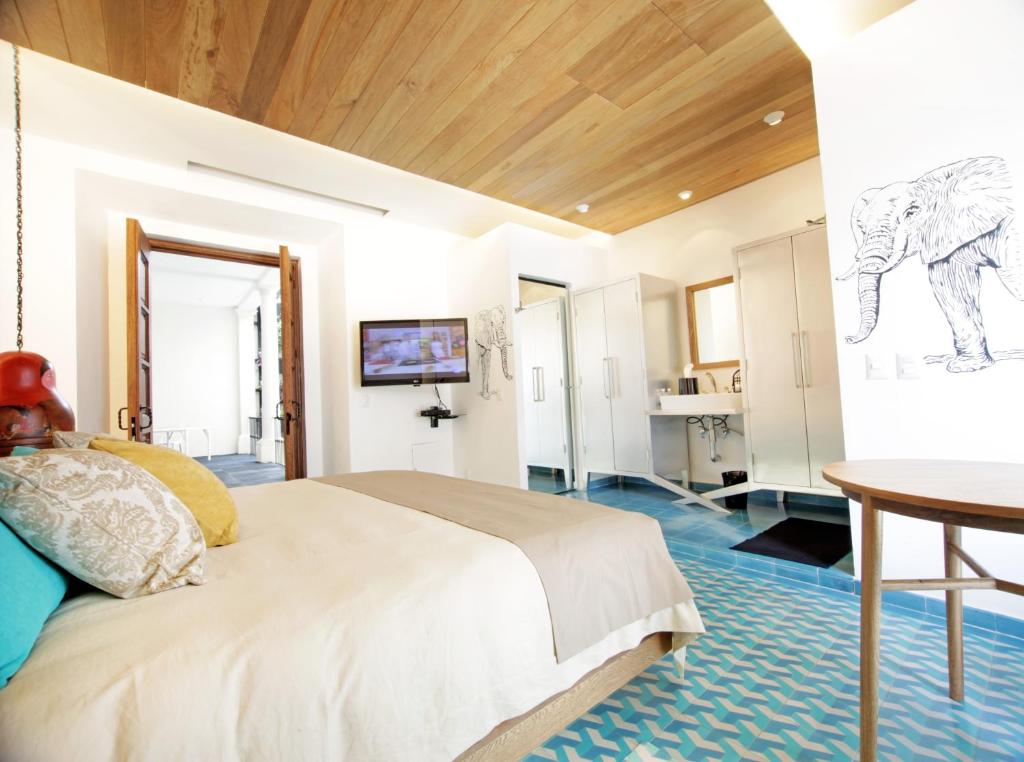 TV a/nebo společenská místnost v ubytování Del Carmen Concept Hotel Boutique by Chai