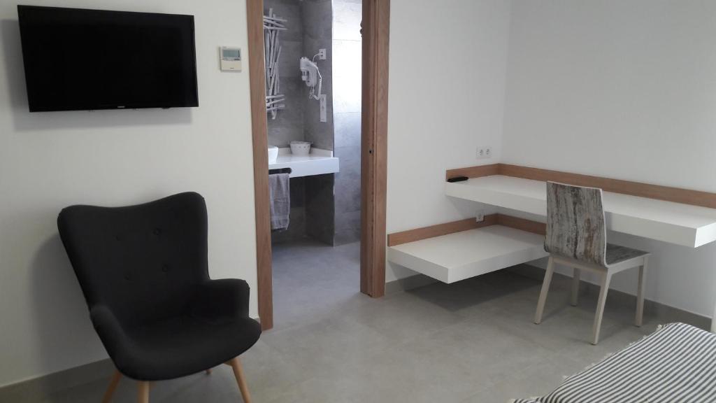 TV a/nebo společenská místnost v ubytování Hostal Cervantes Playa