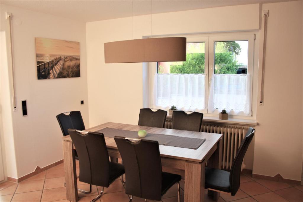 ein Esszimmer mit einem Tisch und Stühlen in der Unterkunft Ferienwohnung Hengl in Ettenheim