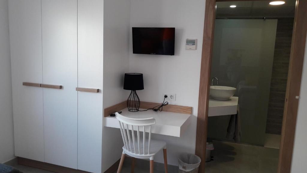 TV a/nebo společenská místnost v ubytování Hostal Cervantes Playa