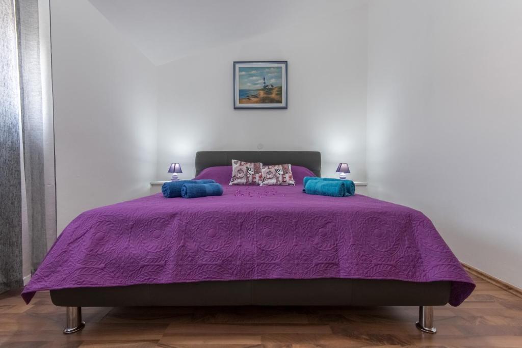 プーラにあるApartment Aliceのベッドルーム1室(紫色のベッド1台、枕2つ付)