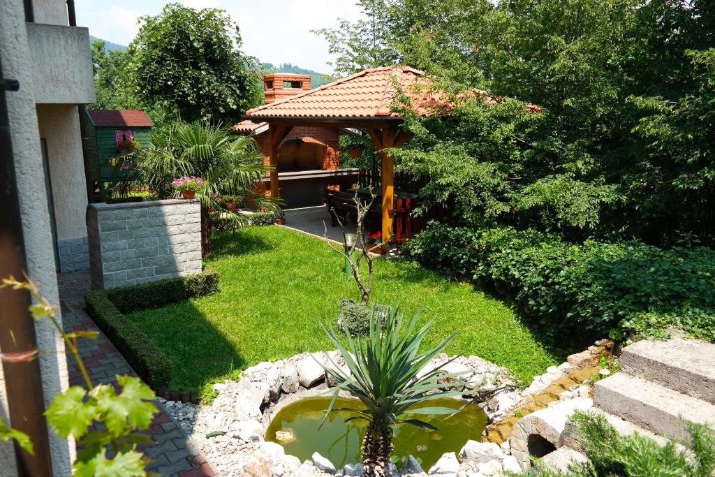 een tuin met een vijver in het midden van een tuin bij Apartman Marica in Opatija