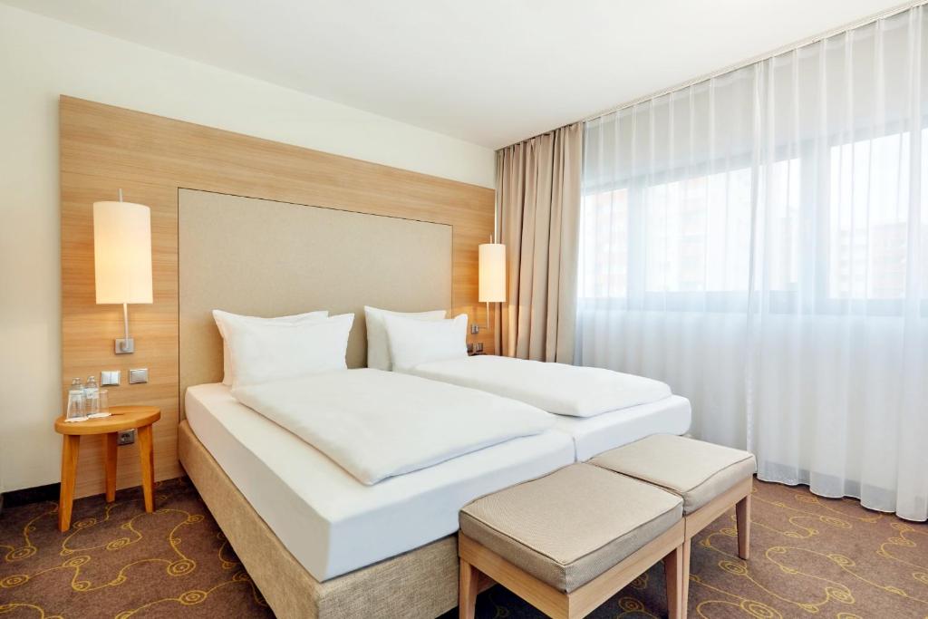 Posteľ alebo postele v izbe v ubytovaní H+ Hotel Salzburg